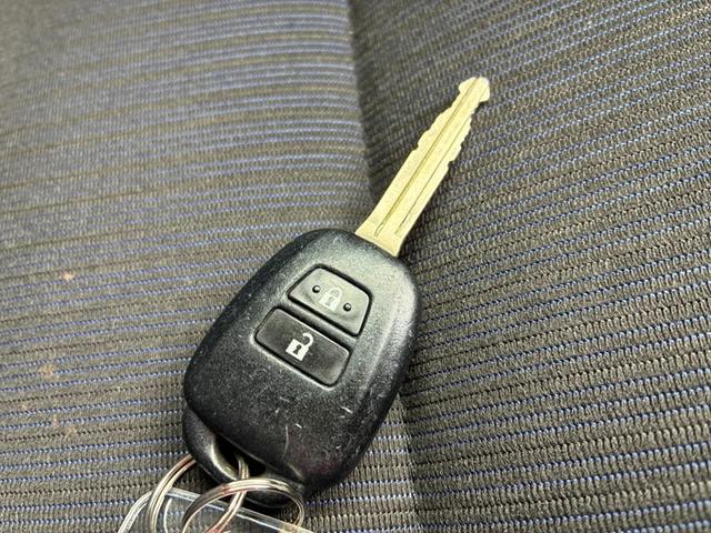 ☆展示前や納車前☆に、全車両の内外装を、一台一台真心込めて手作業で清掃！展示中も全車毎日、営業スタッフも一緒に、外装の拭き上げ清掃を行っています！！　だからこそ自信を持ってお勧めできる一台となります。