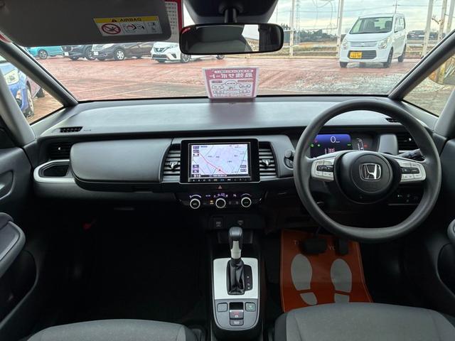 フィット ｅ：ＨＥＶベーシック　純正メモリーナビ　ＣＤ　ＤＶＤ　フルセグＴＶ　Ｂｌｕｅｔｏｏｔｈ　バックカメラ　ＥＴＣ　衝突軽減ブレーキ　レーンキープ　横滑り防止ブレーキ　クリアランスソナー　クルーズコントロール　オートライト（10枚目）