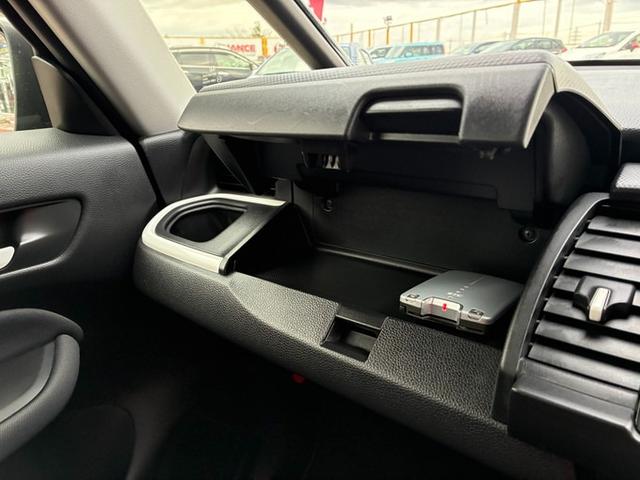 フィット ｅ：ＨＥＶベーシック　純正メモリーナビ　ＣＤ　ＤＶＤ　フルセグＴＶ　Ｂｌｕｅｔｏｏｔｈ　バックカメラ　ＥＴＣ　衝突軽減ブレーキ　レーンキープ　横滑り防止ブレーキ　クリアランスソナー　クルーズコントロール　オートライト（42枚目）