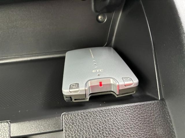 フィット ｅ：ＨＥＶベーシック　純正メモリーナビ　ＣＤ　ＤＶＤ　フルセグＴＶ　Ｂｌｕｅｔｏｏｔｈ　バックカメラ　ＥＴＣ　衝突軽減ブレーキ　レーンキープ　横滑り防止ブレーキ　クリアランスソナー　クルーズコントロール　オートライト（43枚目）