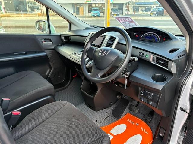 フリード Ｘ　社外メモリーナビ　フルセグＴＶ　ＣＤ　ＤＶＤ　Ｂｌｕｅｔｏｏｔｈ　ＥＴＣ　バックカメラＨＩＤヘッドライト　左パワースライドドア　サイドリフトアップシート　オートライト　ドライブレコーダー　電格ミラー（8枚目）