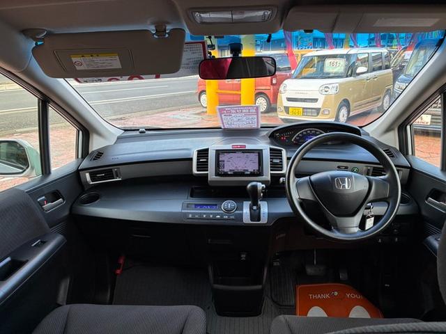 フリード Ｘ　社外メモリーナビ　フルセグＴＶ　ＣＤ　ＤＶＤ　Ｂｌｕｅｔｏｏｔｈ　ＥＴＣ　バックカメラＨＩＤヘッドライト　左パワースライドドア　サイドリフトアップシート　オートライト　ドライブレコーダー　電格ミラー（10枚目）