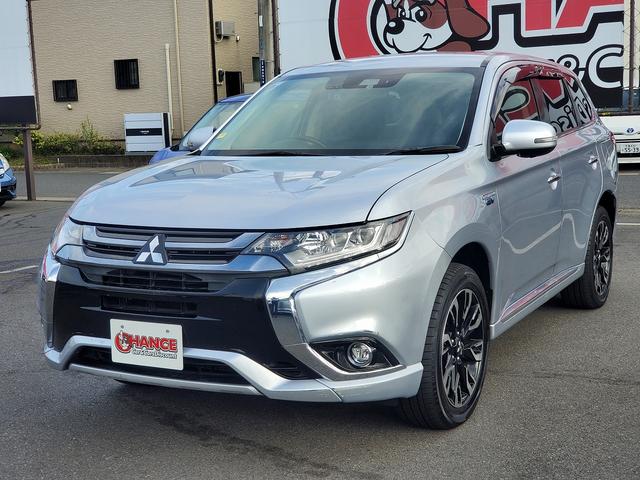 アウトランダーＰＨＥＶ Ｇナビパッケージ　ナビ　ＣＤ　ＤＶＤ　Ｂｌｕｅｔｏｏｔｈ　フルセグＴＶ　バックカメラ　ドライブレコーダー　ＥＴＣ　クルーズコントロール　シートヒーター　パワーバックドア　オートライト　１８インチアルミ　スマートキー（3枚目）