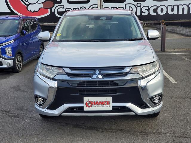 アウトランダーＰＨＥＶ Ｇナビパッケージ　ナビ　ＣＤ　ＤＶＤ　Ｂｌｕｅｔｏｏｔｈ　フルセグＴＶ　バックカメラ　ドライブレコーダー　ＥＴＣ　クルーズコントロール　シートヒーター　パワーバックドア　オートライト　１８インチアルミ　スマートキー（5枚目）