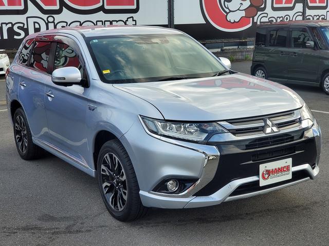 アウトランダーＰＨＥＶ Ｇナビパッケージ　ナビ　ＣＤ　ＤＶＤ　Ｂｌｕｅｔｏｏｔｈ　フルセグＴＶ　バックカメラ　ドライブレコーダー　ＥＴＣ　クルーズコントロール　シートヒーター　パワーバックドア　オートライト　１８インチアルミ　スマートキー（6枚目）