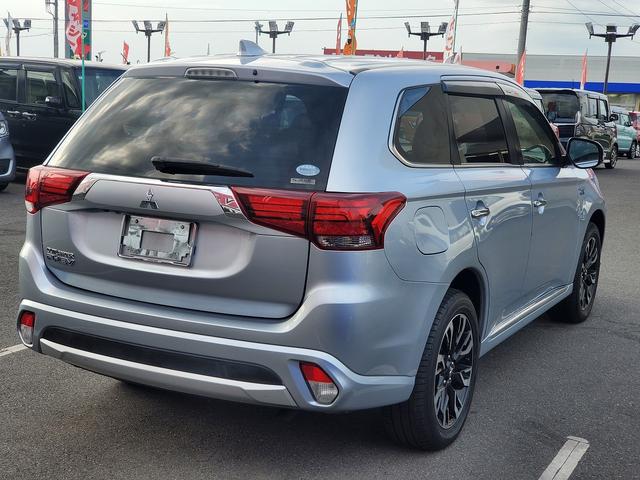 アウトランダーＰＨＥＶ Ｇナビパッケージ　ナビ　ＣＤ　ＤＶＤ　Ｂｌｕｅｔｏｏｔｈ　フルセグＴＶ　バックカメラ　ドライブレコーダー　ＥＴＣ　クルーズコントロール　シートヒーター　パワーバックドア　オートライト　１８インチアルミ　スマートキー（7枚目）