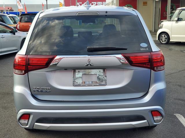 アウトランダーＰＨＥＶ Ｇナビパッケージ　ナビ　ＣＤ　ＤＶＤ　Ｂｌｕｅｔｏｏｔｈ　フルセグＴＶ　バックカメラ　ドライブレコーダー　ＥＴＣ　クルーズコントロール　シートヒーター　パワーバックドア　オートライト　１８インチアルミ　スマートキー（8枚目）