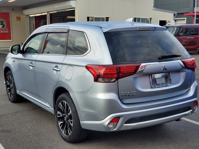 アウトランダーＰＨＥＶ Ｇナビパッケージ　ナビ　ＣＤ　ＤＶＤ　Ｂｌｕｅｔｏｏｔｈ　フルセグＴＶ　バックカメラ　ドライブレコーダー　ＥＴＣ　クルーズコントロール　シートヒーター　パワーバックドア　オートライト　１８インチアルミ　スマートキー（9枚目）