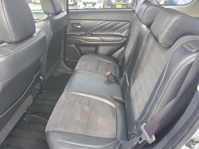 アウトランダーＰＨＥＶ Ｇナビパッケージ　ナビ　ＣＤ　ＤＶＤ　Ｂｌｕｅｔｏｏｔｈ　フルセグＴＶ　バックカメラ　ドライブレコーダー　ＥＴＣ　クルーズコントロール　シートヒーター　パワーバックドア　オートライト　１８インチアルミ　スマートキー（12枚目）