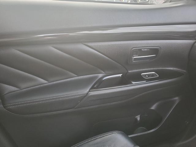 アウトランダーＰＨＥＶ Ｇナビパッケージ　ナビ　ＣＤ　ＤＶＤ　Ｂｌｕｅｔｏｏｔｈ　フルセグＴＶ　バックカメラ　ドライブレコーダー　ＥＴＣ　クルーズコントロール　シートヒーター　パワーバックドア　オートライト　１８インチアルミ　スマートキー（25枚目）