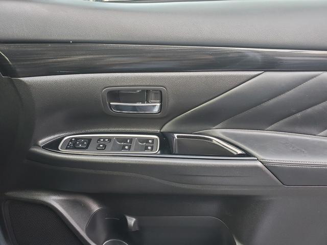 アウトランダーＰＨＥＶ Ｇナビパッケージ　ナビ　ＣＤ　ＤＶＤ　Ｂｌｕｅｔｏｏｔｈ　フルセグＴＶ　バックカメラ　ドライブレコーダー　ＥＴＣ　クルーズコントロール　シートヒーター　パワーバックドア　オートライト　１８インチアルミ　スマートキー（44枚目）