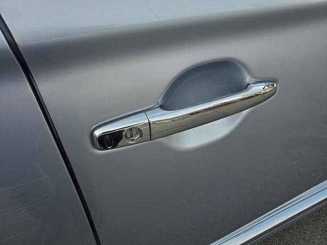 アウトランダーＰＨＥＶ Ｇナビパッケージ　ナビ　ＣＤ　ＤＶＤ　Ｂｌｕｅｔｏｏｔｈ　フルセグＴＶ　バックカメラ　ドライブレコーダー　ＥＴＣ　クルーズコントロール　シートヒーター　パワーバックドア　オートライト　１８インチアルミ　スマートキー（57枚目）