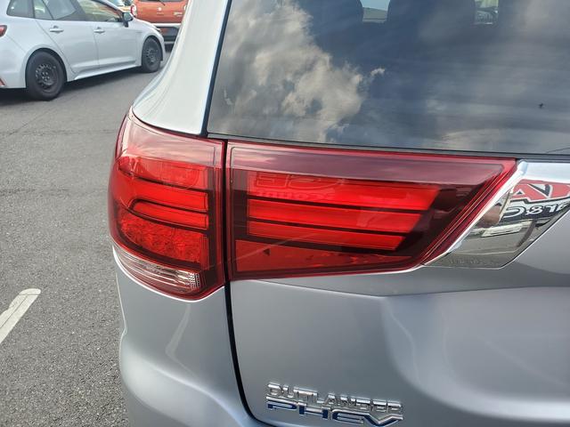アウトランダーＰＨＥＶ Ｇナビパッケージ　ナビ　ＣＤ　ＤＶＤ　Ｂｌｕｅｔｏｏｔｈ　フルセグＴＶ　バックカメラ　ドライブレコーダー　ＥＴＣ　クルーズコントロール　シートヒーター　パワーバックドア　オートライト　１８インチアルミ　スマートキー（60枚目）