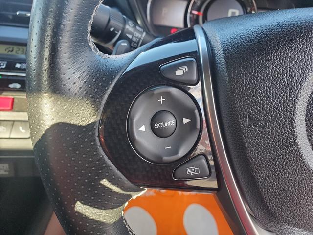 展示前や納車前に、全車両の内外装を、一台一台真心込めて手作業で清掃！展示中も全車毎日、営業スタッフも一緒に、外装の拭き上げ清掃を行っています！！　だからこそ自信を持ってお勧めできる一台となります。