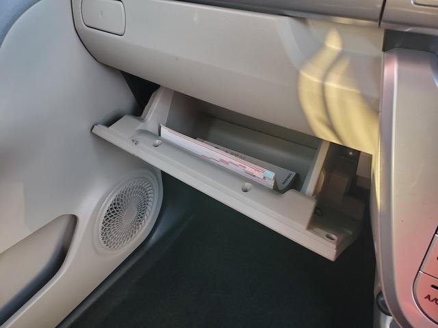 展示前や納車前に、全車両の内外装を、一台一台真心込めて手作業で清掃！展示中も全車毎日、営業スタッフも一緒に、外装の拭き上げ清掃を行っています！！　だからこそ自信を持ってお勧めできる一台となります。