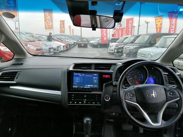 フィット １５Ｘ・Ｌパッケージ　８インチＳＤナビ　ＣＤ　ＤＶＤ　Ｂｌｕｅｔｏｏｔｈ　フルセグＴＶ　バックカメラ　ＥＴＣ　ドライブレコーダー　シティーブレーキ　アイドリングストップ　オートライト　ＬＥＤ　ステリモ　スマートキー（3枚目）