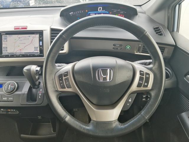 フリードスパイクハイブリッド ハイブリッド　プレミアムエディション　純正ナビ　フルセグＴＶ　Ｂｌｕｅｔｏｏｔｈ接続　ＣＤ／ＤＶＤ再生　ＥＴＣ　バックカメラ　両側パワースライドドア　アイドリングストップ　ＨＩＤヘッドライト　スマートキー　クルーズコントロール（13枚目）