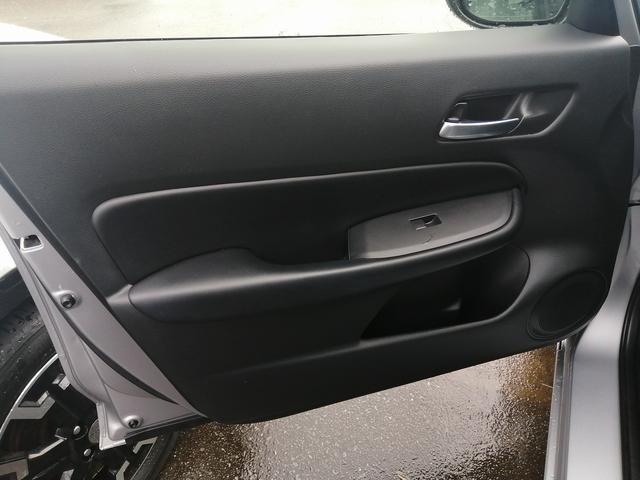 フィット ｅ：ＨＥＶホーム　純正ナビ　フルセグＴＶ　Ｂｌｕｅｔｏｏｔｈ接続　ＥＴＣ　バックカメラ　クルーズコントロール　ＬＥＤヘッドライト　プッシュスタート　スマートキー　ホンダセンシング　ハーフレザーシート（37枚目）