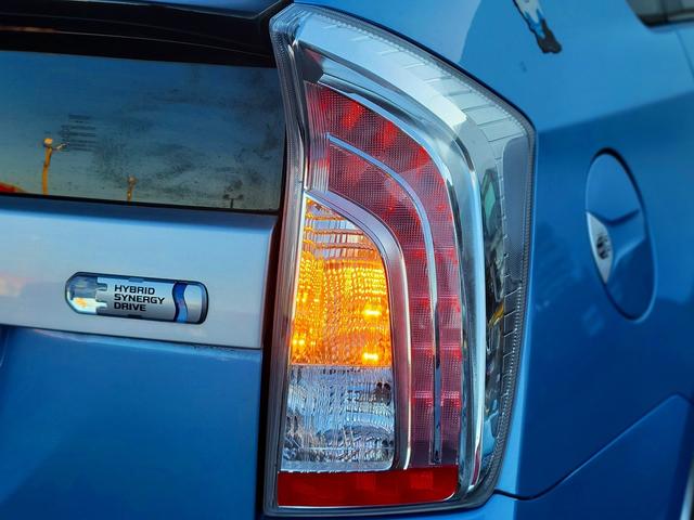 プリウスＰＨＶ Ｓ　オートエアコン　メモリーナビ　バックカメラ　ＥＴＣ　盗難防止装置　スマートキー　ＡＢＳ　カーテンエアバッグ　パワステ　アルミホイール　衝突安全ボディ　Ｗエアバッグ　パワーウインドウ　スマートキー（67枚目）
