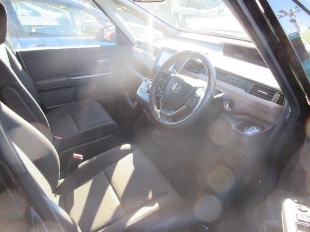 フリードハイブリッド ハイブリッド・Ｇホンダセンシング　純正ナビ　フルセグＴＶ　バックカメラ　Ｂｌｕｅｔｏｏｔｈオーディオ　ＬＥＤヘッドライト　両側電動スライドドア　ＥＴＣ　クルーズコントロール　横滑り防止　衝突被害軽減システム（4枚目）