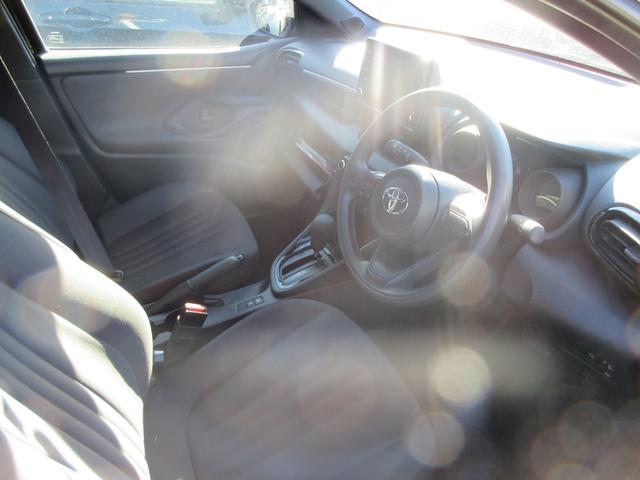 ヤリス Ｇ　純正ナビ　全方位カメラ　スマートキー　ＥＴＣ　Ｂｌｕｅｔｏｏｔｈオーディオ　運転席エアバック　助手席エアバック　横滑り防止　ＡＢＳ　電動格納ミラー（4枚目）