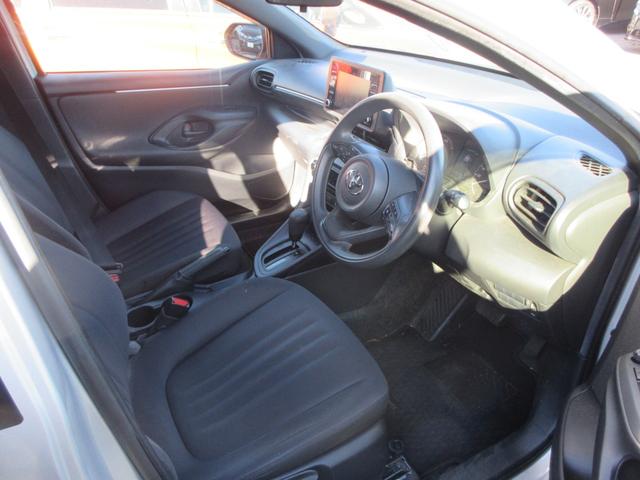 ヤリス ハイブリッドＸ　純正ナビ　バックカメラ　ＥＴＣ　Ｂｌｕｅｔｏｏｔｈオーディオ　クルーズコントロール　衝突被害軽減システム　横滑り防止　ＡＢＳ　運転席エアバック　助手席エアバック（4枚目）