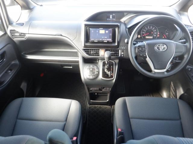 ヴォクシー X ナビ ETC キーレス 両側/片側電動スライドドア クルーズコントロール アイドリングストップ 横滑り防止装置 ウィンカーミラー CD パワステ パワーウィンドウ ABS(3枚目)