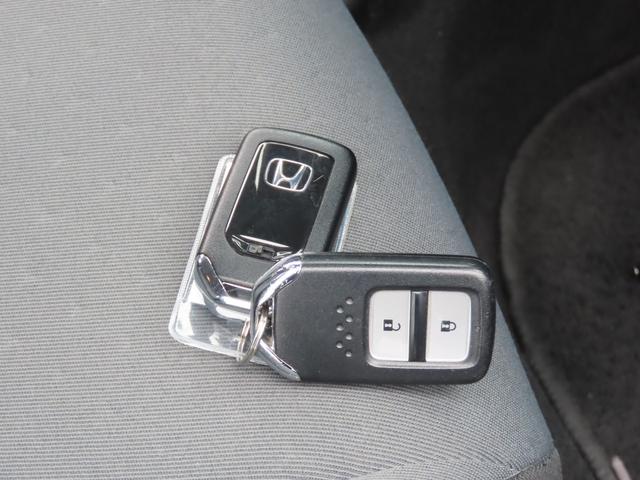 フィット ｅ：ＨＥＶベーシック　バックカメラ　ナビ　クリアランスソナー　オートクルーズコントロール　レーンアシスト　衝突被害軽減システム　オートライト　ＬＥＤヘッドランプ　スマートキー　電動格納ミラー　ＣＶＴ　盗難防止システム（7枚目）