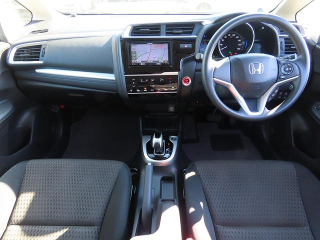 フィットハイブリッド Ｆ　４ＷＤ　ハイブリッド　ＥＴＣ　バックカメラ　ナビ　レーンアシスト　衝突被害軽減システム　スマートキー　アイドリングストップ　電動格納ミラー　ＡＴ　盗難防止システム　衝突安全ボディ　ＣＤ　ＵＳＢ（2枚目）