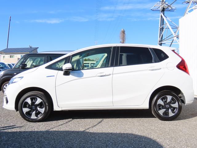 フィットハイブリッド Ｆ　４ＷＤ　ハイブリッド　ＥＴＣ　バックカメラ　ナビ　レーンアシスト　衝突被害軽減システム　スマートキー　アイドリングストップ　電動格納ミラー　ＡＴ　盗難防止システム　衝突安全ボディ　ＣＤ　ＵＳＢ（16枚目）