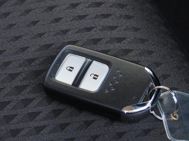 フィットハイブリッド Ｆ　４ＷＤ　ハイブリッド　ＥＴＣ　バックカメラ　ナビ　レーンアシスト　衝突被害軽減システム　スマートキー　アイドリングストップ　電動格納ミラー　ＡＴ　盗難防止システム　衝突安全ボディ　ＣＤ　ＵＳＢ（24枚目）