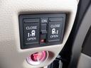 両側電動スライドドア装備!運転席よりボタン一つで開閉可能でございます。