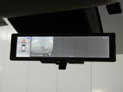 【全方位型モニター】クルマを上空から見下ろしているかのように、直感的に周囲の状況を把握できる全方位型モニター。狭い場所での駐車でも周囲が映像で確認できます。 3
