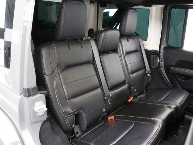 ジープ・ラングラーアンリミテッド サハラ スカイワンタッチパワートップ 特別仕様300台限定 特別仕様スティンググレーモデル 特別仕様スカイワンタッチパワートップ 新品YOKOHAMAジオランダーMTタイヤ KMC XDシリーズロックスター 17インチAW(13枚目)