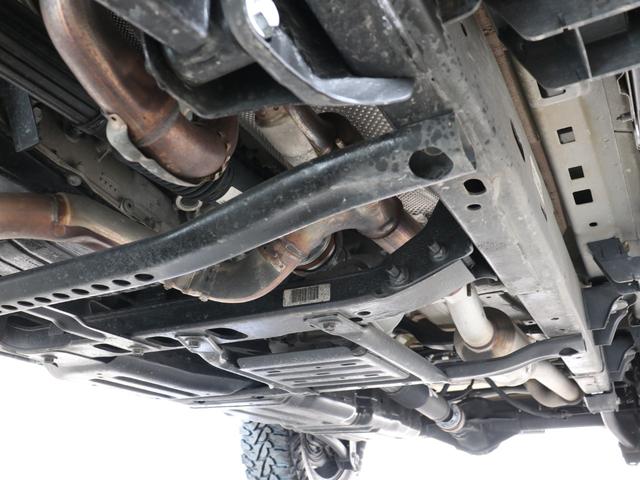 ジープ・ラングラーアンリミテッド サハラ スカイワンタッチパワートップ 特別仕様300台限定 特別仕様スティンググレーモデル 特別仕様スカイワンタッチパワートップ 新品YOKOHAMAジオランダーMTタイヤ KMC XDシリーズロックスター 17インチAW(17枚目)