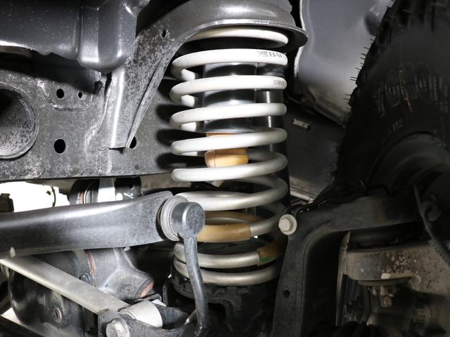 ジープ・ラングラーアンリミテッド サハラ スカイワンタッチパワートップ 特別仕様300台限定 特別仕様スティンググレーモデル 特別仕様スカイワンタッチパワートップ 新品YOKOHAMAジオランダーMTタイヤ KMC XDシリーズロックスター 17インチAW(18枚目)