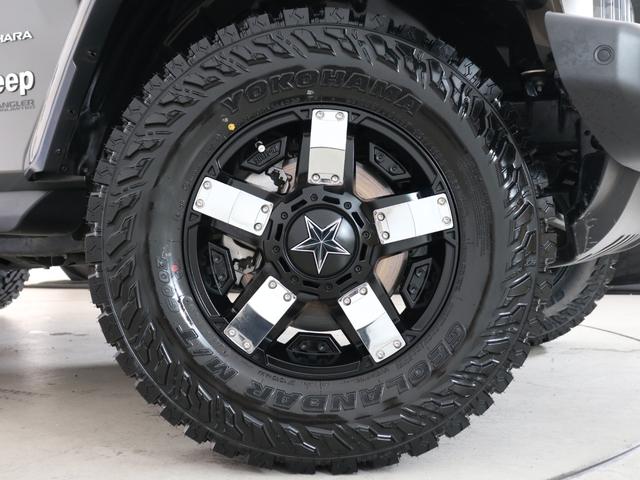 ジープ・ラングラーアンリミテッド サハラ スカイワンタッチパワートップ 特別仕様300台限定 特別仕様スティンググレーモデル 特別仕様スカイワンタッチパワートップ 新品YOKOHAMAジオランダーMTタイヤ KMC XDシリーズロックスター 17インチAW(19枚目)