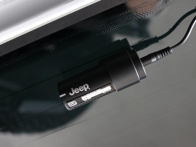 ジープ・ラングラーアンリミテッド サハラ スカイワンタッチパワートップ 特別仕様300台限定 特別仕様スティンググレーモデル 特別仕様スカイワンタッチパワートップ 新品YOKOHAMAジオランダーMTタイヤ KMC XDシリーズロックスター 17インチAW(49枚目)