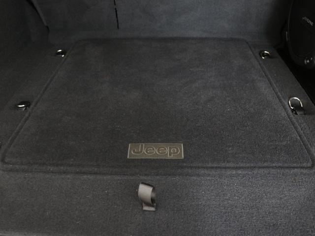 ジープ・ラングラーアンリミテッド サハラ スカイワンタッチパワートップ 特別仕様300台限定 特別仕様スティンググレーモデル 特別仕様スカイワンタッチパワートップ 新品YOKOHAMAジオランダーMTタイヤ KMC XDシリーズロックスター 17インチAW(53枚目)