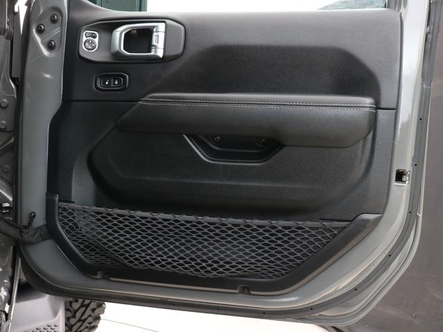 ジープ・ラングラーアンリミテッド サハラ スカイワンタッチパワートップ 特別仕様300台限定 特別仕様スティンググレーモデル 特別仕様スカイワンタッチパワートップ 新品YOKOHAMAジオランダーMTタイヤ KMC XDシリーズロックスター 17インチAW(55枚目)