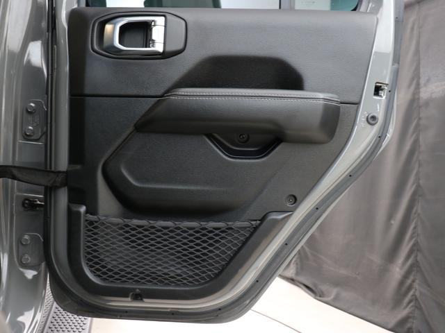 ジープ・ラングラーアンリミテッド サハラ スカイワンタッチパワートップ 特別仕様300台限定 特別仕様スティンググレーモデル 特別仕様スカイワンタッチパワートップ 新品YOKOHAMAジオランダーMTタイヤ KMC XDシリーズロックスター 17インチAW(56枚目)