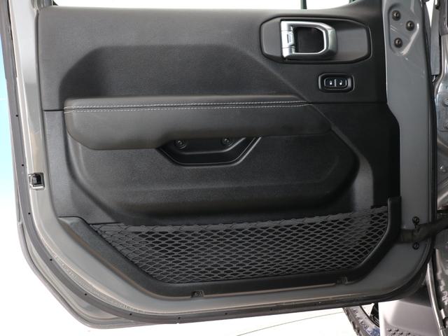 ジープ・ラングラーアンリミテッド サハラ スカイワンタッチパワートップ 特別仕様300台限定 特別仕様スティンググレーモデル 特別仕様スカイワンタッチパワートップ 新品YOKOHAMAジオランダーMTタイヤ KMC XDシリーズロックスター 17インチAW(57枚目)