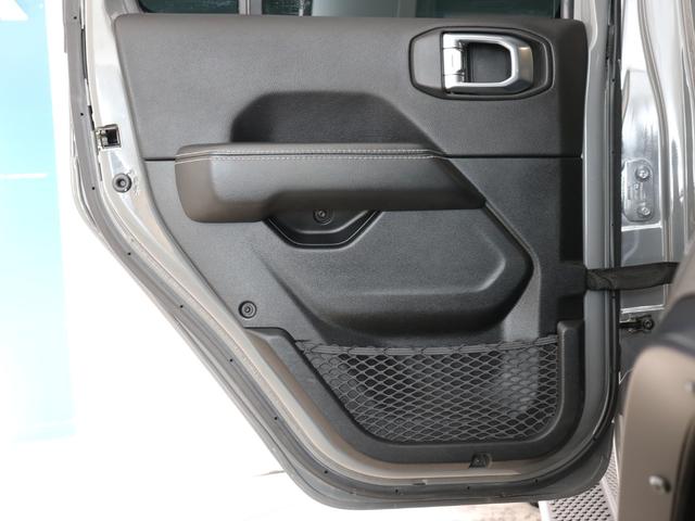 ジープ・ラングラーアンリミテッド サハラ スカイワンタッチパワートップ 特別仕様300台限定 特別仕様スティンググレーモデル 特別仕様スカイワンタッチパワートップ 新品YOKOHAMAジオランダーMTタイヤ KMC XDシリーズロックスター 17インチAW(58枚目)