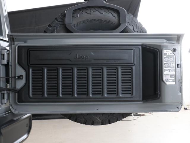 ジープ・ラングラーアンリミテッド サハラ スカイワンタッチパワートップ 特別仕様300台限定 特別仕様スティンググレーモデル 特別仕様スカイワンタッチパワートップ 新品YOKOHAMAジオランダーMTタイヤ KMC XDシリーズロックスター 17インチAW(59枚目)