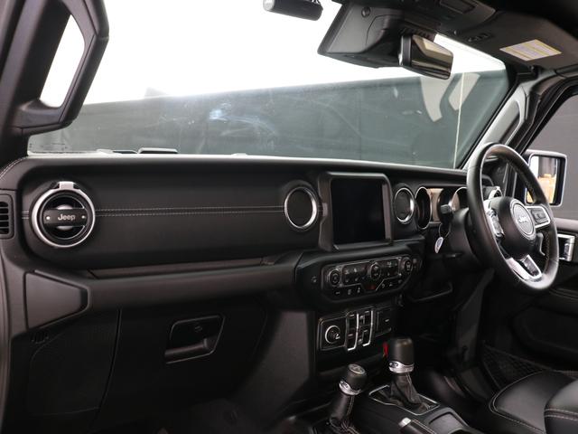 ジープ・ラングラーアンリミテッド サハラ スカイワンタッチパワートップ 特別仕様300台限定 特別仕様スティンググレーモデル 特別仕様スカイワンタッチパワートップ 新品YOKOHAMAジオランダーMTタイヤ KMC XDシリーズロックスター 17インチAW(60枚目)