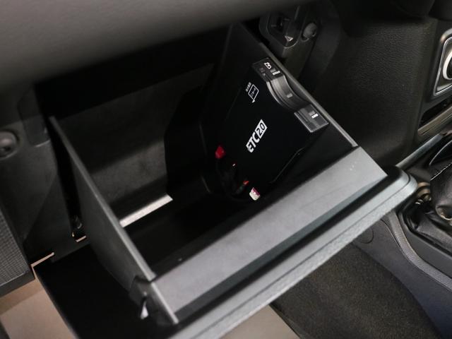 ジープ・ラングラーアンリミテッド サハラ スカイワンタッチパワートップ 特別仕様300台限定 特別仕様スティンググレーモデル 特別仕様スカイワンタッチパワートップ 新品YOKOHAMAジオランダーMTタイヤ KMC XDシリーズロックスター 17インチAW(61枚目)