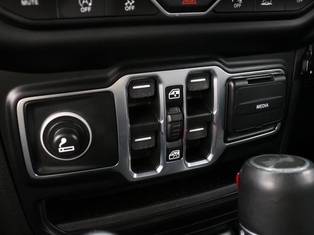 ジープ・ラングラーアンリミテッド サハラ スカイワンタッチパワートップ 特別仕様300台限定 特別仕様スティンググレーモデル 特別仕様スカイワンタッチパワートップ 新品YOKOHAMAジオランダーMTタイヤ KMC XDシリーズロックスター 17インチAW(63枚目)