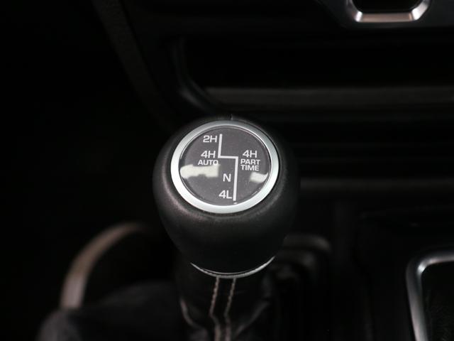 ジープ・ラングラーアンリミテッド サハラ スカイワンタッチパワートップ 特別仕様300台限定 特別仕様スティンググレーモデル 特別仕様スカイワンタッチパワートップ 新品YOKOHAMAジオランダーMTタイヤ KMC XDシリーズロックスター 17インチAW(64枚目)