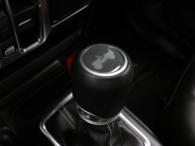 ジープ・ラングラーアンリミテッド サハラ スカイワンタッチパワートップ 特別仕様300台限定 特別仕様スティンググレーモデル 特別仕様スカイワンタッチパワートップ 新品YOKOHAMAジオランダーMTタイヤ KMC XDシリーズロックスター 17インチAW(65枚目)