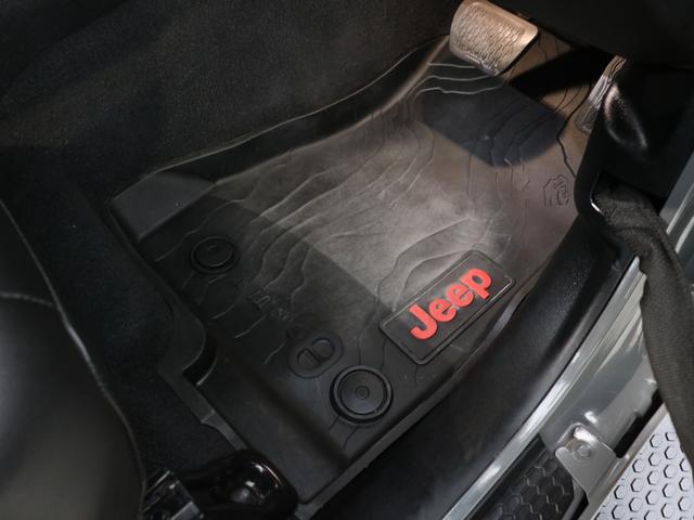 ジープ・ラングラーアンリミテッド サハラ スカイワンタッチパワートップ 特別仕様300台限定 特別仕様スティンググレーモデル 特別仕様スカイワンタッチパワートップ 新品YOKOHAMAジオランダーMTタイヤ KMC XDシリーズロックスター 17インチAW(70枚目)